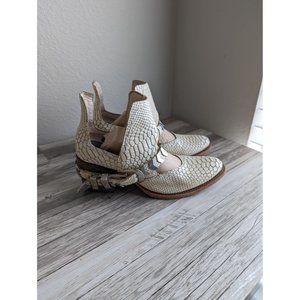 Freebird by Steven white snake leather 'Blade' ankle boot size 8